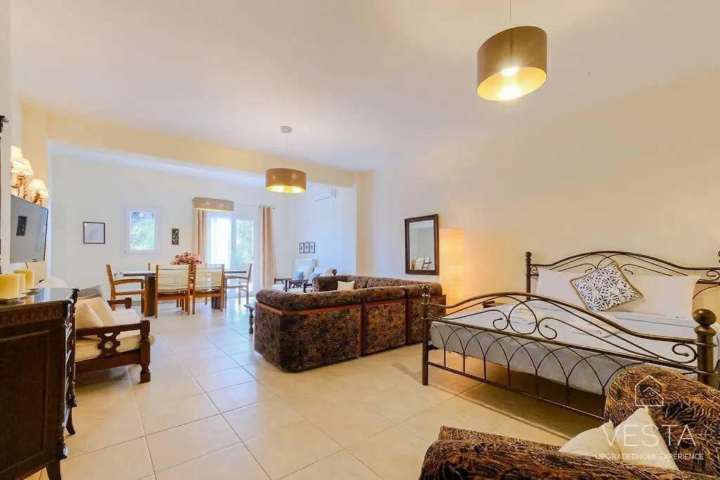 Yiasemi Open-Plan Suite, Near Lagomandra Beach Apartment