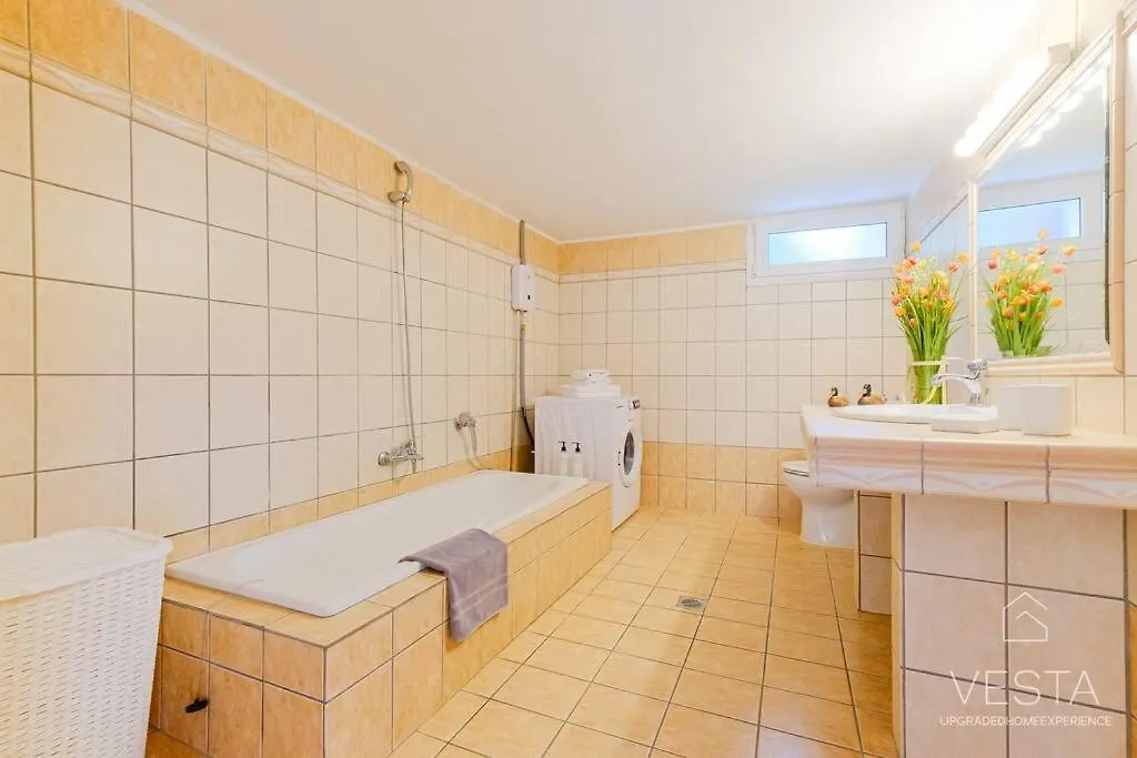 Yiasemi Open-Plan Suite, Near Lagomandra Beach Apartment